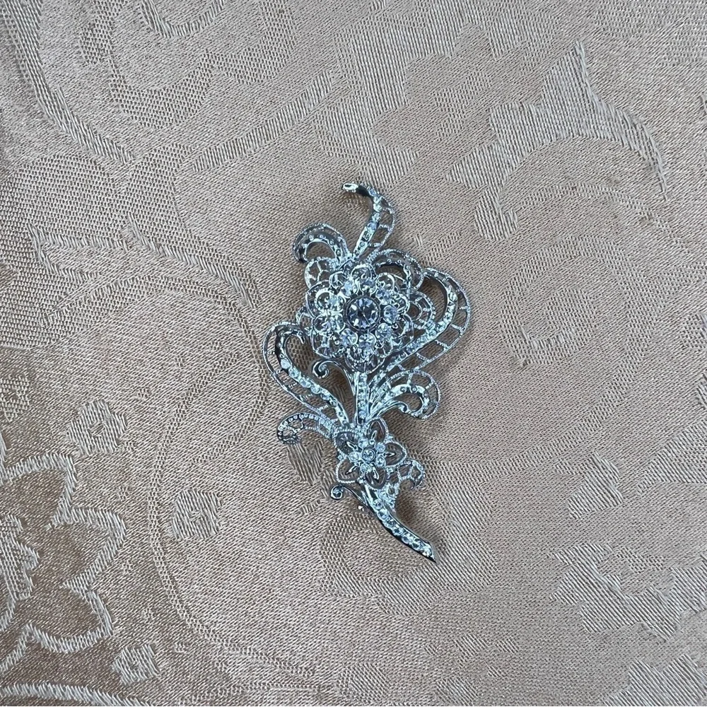 VINTAGE AVON FLORAL SILVER BROOCH PIN RETRO RHINESTONE ACCENT
